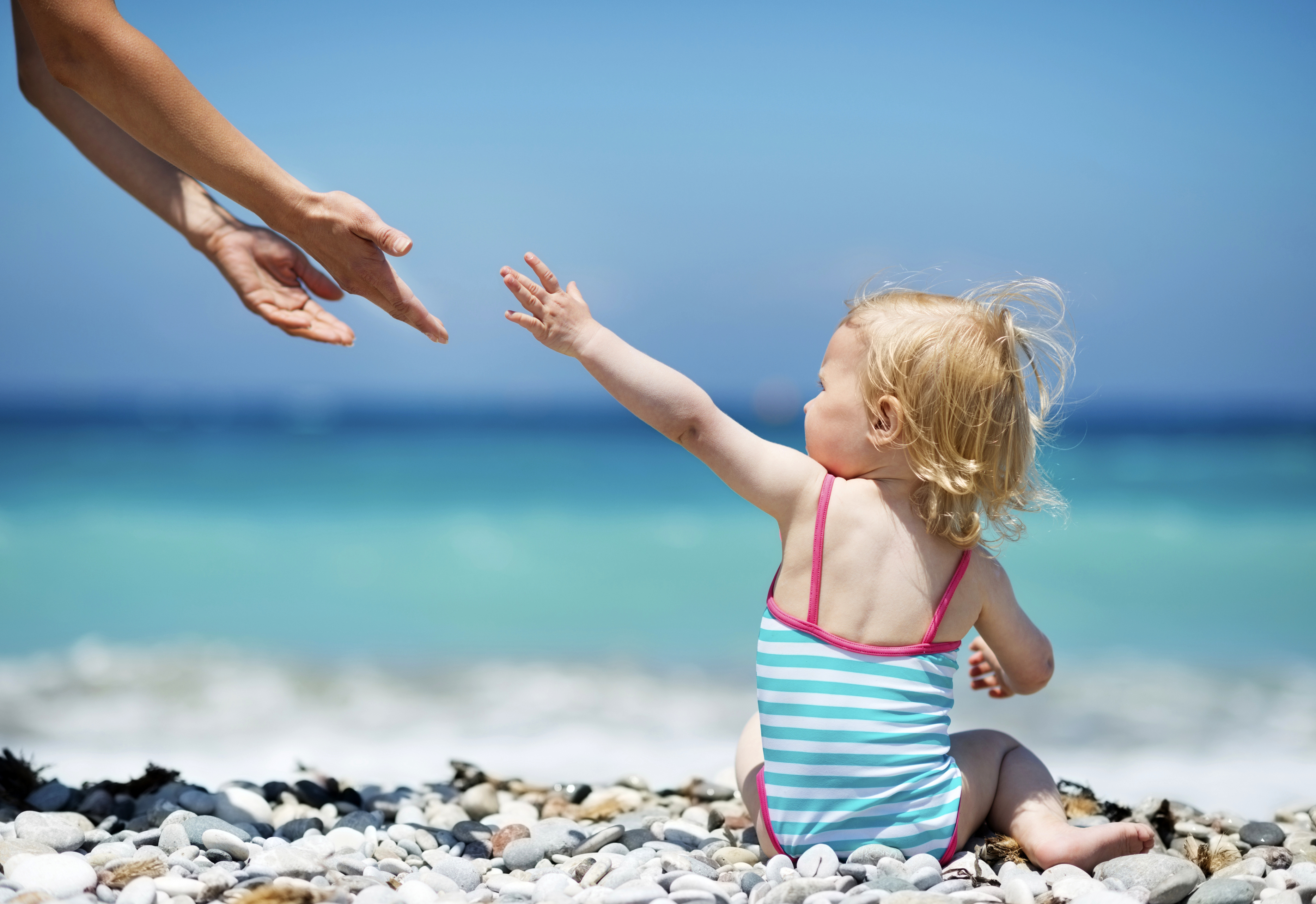 Сочи пляж для ребенка. Дети на море. Счастливые дети на море. Фотосессия на море дети. Лето дети море.