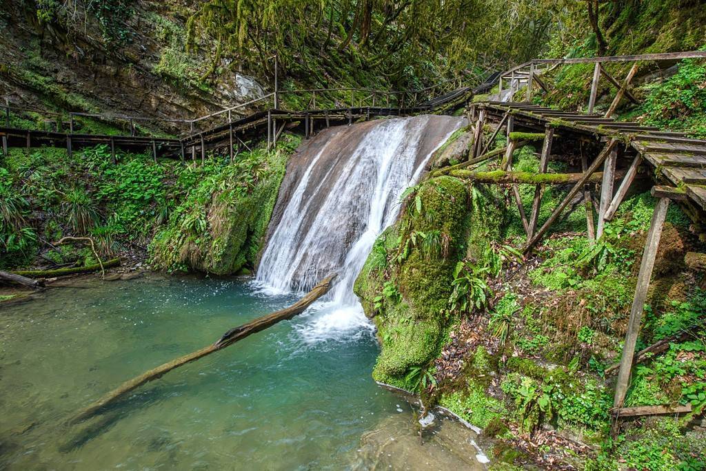 33 водопада в ущелье Джегош