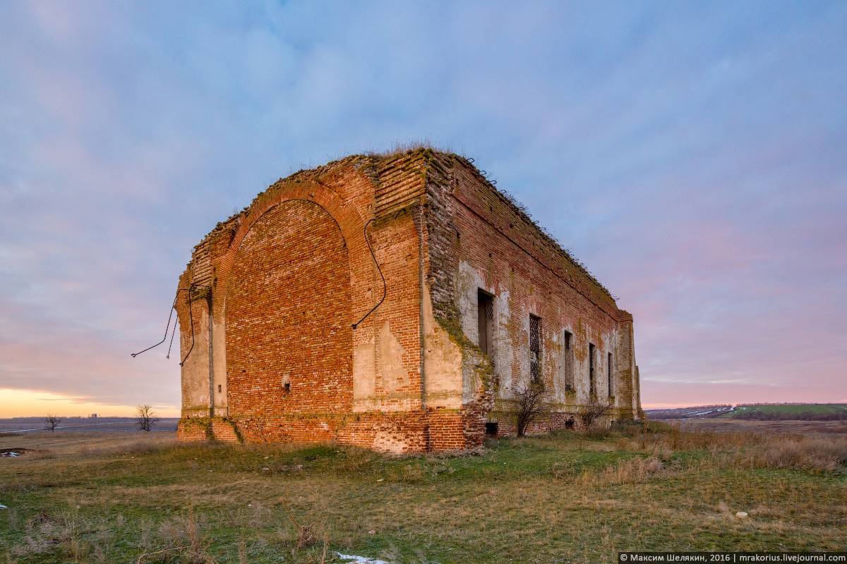 Заброшенная церковь в селе Матрено-Гезово