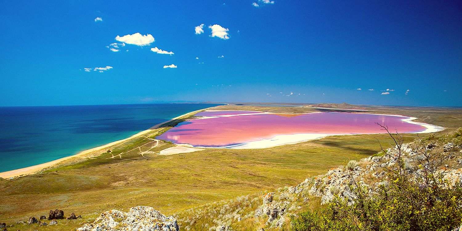 Розовый водоем в крыму. Кояшское розовое озеро в Крыму. Кояшское озеро Керчь. Мыс Опук Кояшское озеро. Мыс Опук розовое озеро.