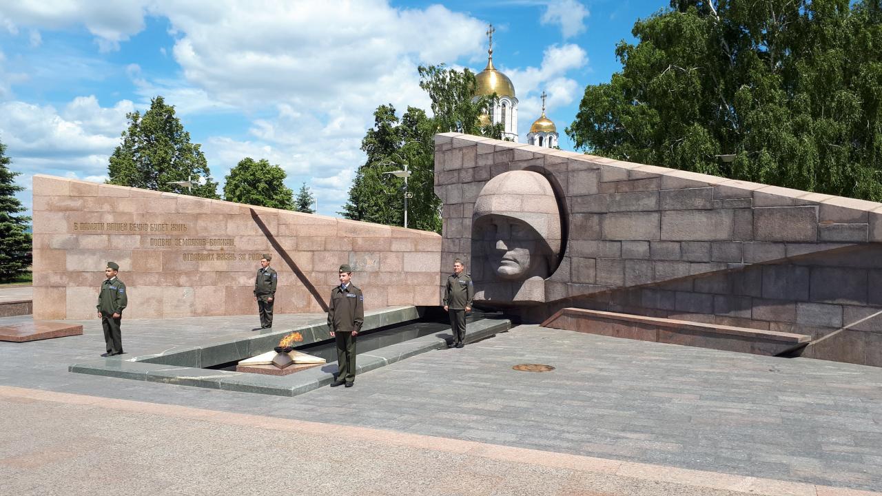 Горельеф Скорбящей Матери-Родине