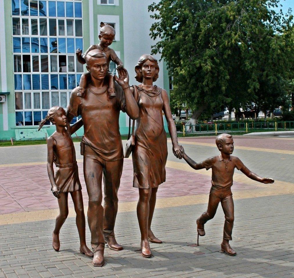 Памятник семье