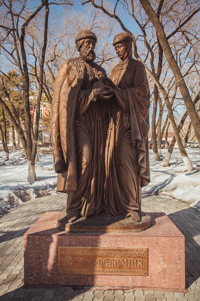 ​Памятник Петру и Февронии