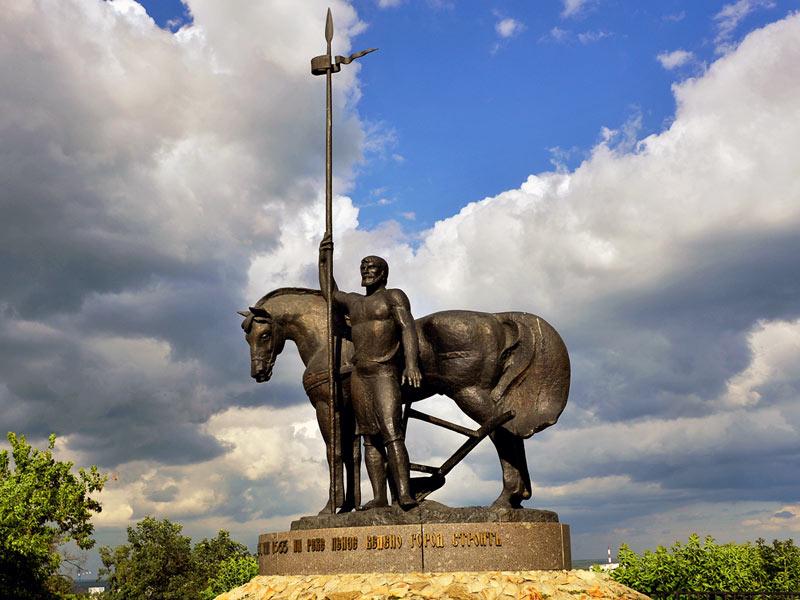 Куда сходить в пензе. Памятник перепоселенца Пенза. Памятник первопосденцк Пензу. Пензенский памятник первопоселенцу. Памятник первопоселенцу памятник в г. Пензе.