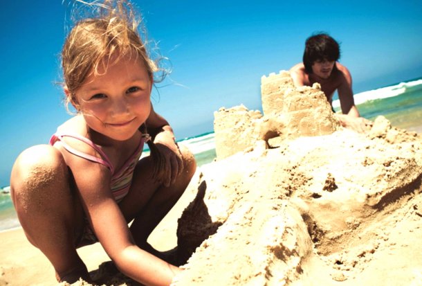 Во что поиграть на пляже с ребенком?