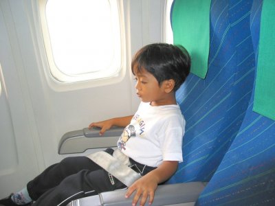 Как путешествовать с детьми на самолете: 5 простых советов, которые существенно упрощают дорогу