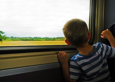 Поездка с ребенком на поезде: к чему нужно готовиться родителям и как избежать трудностей