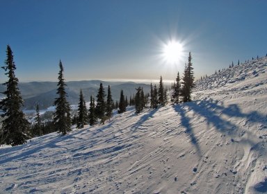Лучшие горнолыжные курорты России, куда можно поехать весной