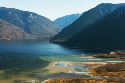 Телецкое озеро на Алтае — отличное место для спокойного отдыха