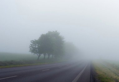 Советы по вождению в туман: как преодолеть большое расстояние на машине в условиях плохой видимости