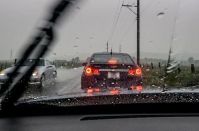Как водить машину во время дождя: полезные советы для коротких и длительных поездок