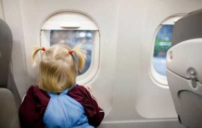 Путешествия с детьми: до какого возраста ребенок официально может проживать в отеле, летать на самолете и ездить в поезде бесплатно
