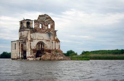 Затопленная церковь Рождества Христова в Крохино