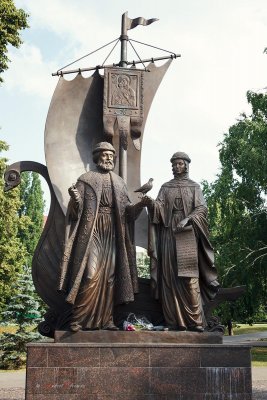Памятник Благоверным князю Петру и княгине Февронии Муромским