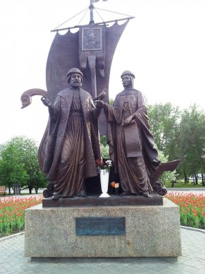 Памятник Благоверным князю Петру и княгине Февронии Муромским