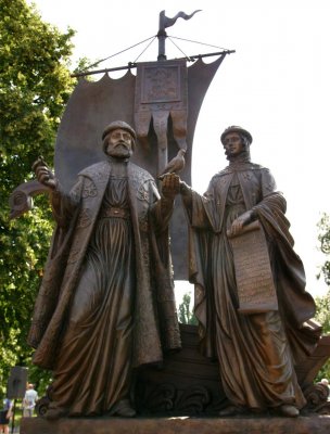 Памятник Благоверным князю Петру и княгине Февронии Муромским