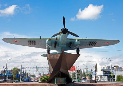 Памятник самолету Ил-2