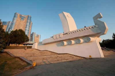 Стела Ладья