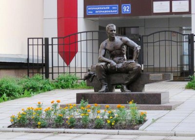 Памятник электромонтёру