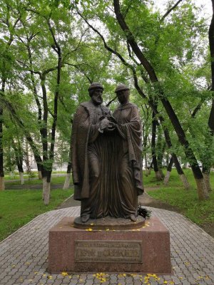 ​Памятник Петру и Февронии