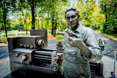 Памятник токарю