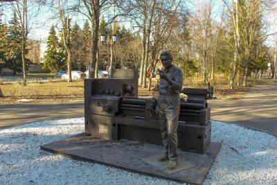 Памятник токарю